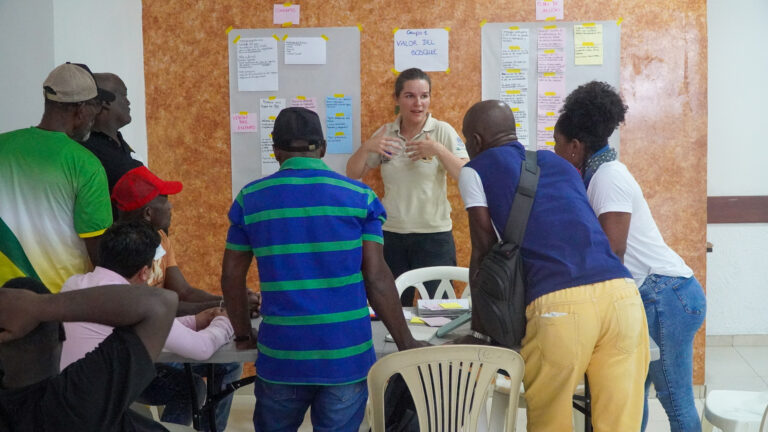 Realizamos talleres de Gobernanza y construcción colectiva con las comunidades beneficiarias del proyecto IDeas–DeSIRA en el Medio Atrato. Estos espacios nos permitieron escuchar sus perspectivas y experiencias, y avanzar la comprensión colectiva de los desafíos y oportunidades del territorio.