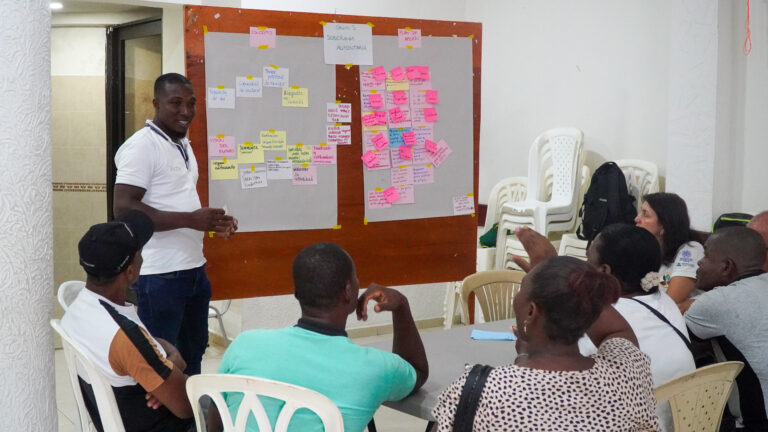 Los talleres fortalecieron la lectura participativa del territorio y las capacidades locales para la toma de decisiones. Las comunidades analizaron las dinámicas sociales y ambientales que influyen en su vida cotidiana: la gestión responsable del paisaje, la protección del bosque y la construcción de una visión de desarrollo sostenible desde lo propio.